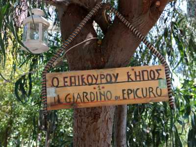 Antonio e Maria, i suoi curatori, ci portano alla scoperta del giardino chiamato, come recita un cartello posto sul tronco di un grande salice, �di Epicuro�
